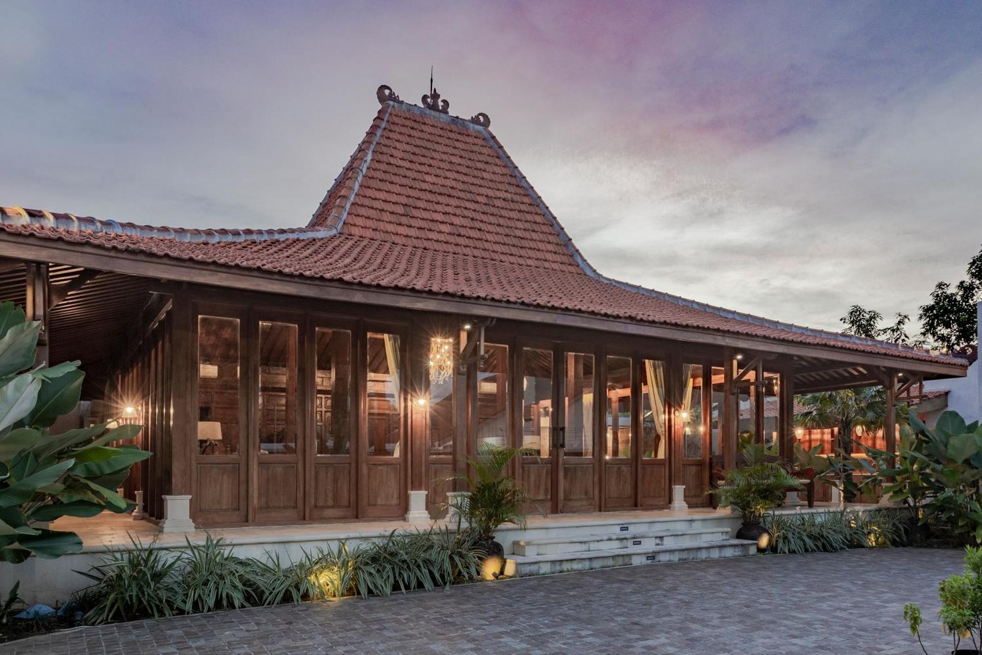 Gria Kerten Surakarta  Bagian luar foto